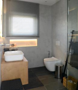 bagno con vasca, lavandino e servizi igienici di Boutique Apartment in Chalandri ad Atene