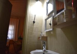 bagno con lavandino e specchio di SpitakiMou #1 - Design Apartment a Volos