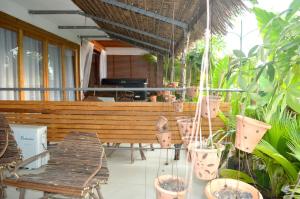 un patio con panchina, tavolo e sedie di Ecologe a Abidjan