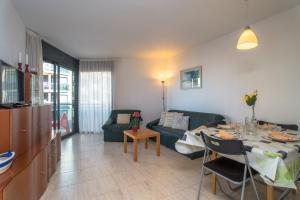 A seating area at Costabravaforrent Balco 2