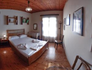 Un dormitorio con una cama grande y una ventana en HOUSE CHRISSA, en Mithimna