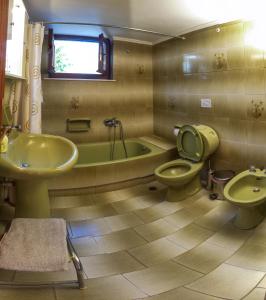 uma casa de banho com uma banheira, um WC e um lavatório. em HOUSE CHRISSA em Metímna
