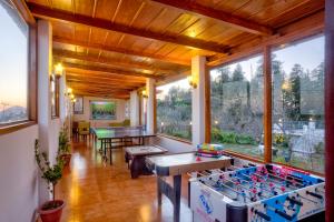 坎納塔爾的住宿－The Hermitage Kanatal，客厅配有桌子和桌上足球