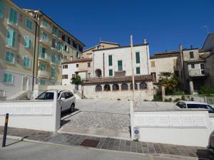 une voiture garée dans un parking à côté d'un bâtiment dans l'établissement N006 - Numana, nuovo bilocale nel cuore del paese, à Numana