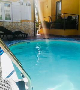 een zwembad in een huis met blauw water bij Beatrice Home in Pompei