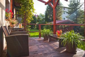 patio con sedie e tavolo con piante di Wypoczywaj Zdrowo a Muszyna