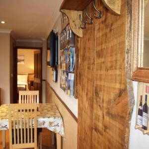 um quarto com uma mesa e uma parede de garrafas de vinho em Riverside Escape em Keswick