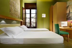 Postel nebo postele na pokoji v ubytování UNA HOTELS Napoli + 37 fotografií