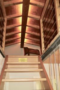 - un escalier dans une chambre dotée d'un plafond en bois dans l'établissement Agriturismo Ada Musso, à Diano Borello