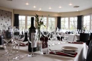 a table with glasses and a bottle of wine on it at Krebshuset / Kelz0rdk in Sorø