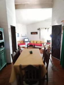 comedor con mesa y sala de estar en Casa Lago Azul en Córdoba