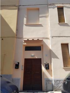 een gebouw met een bruine deur aan de zijkant bij Casa Anna in Arezzo