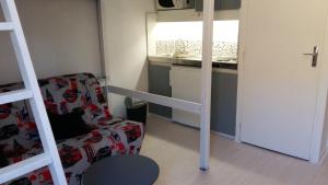 ラ・モンジーにあるStudio 4 personnesの小さな客室で、二段ベッド1組、椅子が備わります。