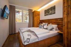 sypialnia z dużym łóżkiem w pokoju w obiekcie Appartement Living Schönwies including Zell am See-Kaprun summercard w mieście Zell am See