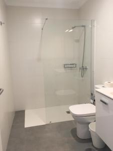 プエルト・デル・カルメンにあるMirador del Marの白いバスルーム(シャワー、トイレ付)