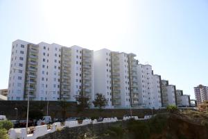 プラヤ・パライソにあるLuxury apartment in Playa Paraisoの白い一列の都市のアパートビル