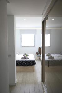 プラヤ・パライソにあるLuxury apartment in Playa Paraisoのベッドルーム1室(ベッド2台、窓付)