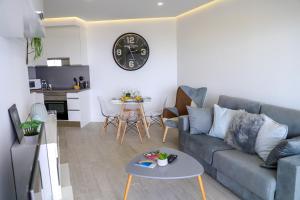 Η κουζίνα ή μικρή κουζίνα στο Luxury apartment in Playa Paraiso by AltamarHomes