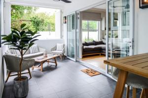 un soggiorno con divano e tavolo di Collection Luxury Accommodation 7 on Murray unit 1 a Stellenbosch