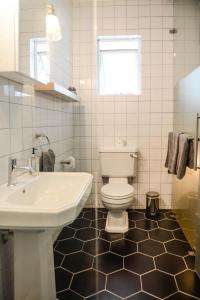 bagno con servizi igienici bianchi e lavandino di Collection Luxury Accommodation 7 on Murray unit 1 a Stellenbosch