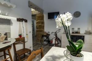 a vase of flowers on a table in a kitchen at Zabbara in Agrigento