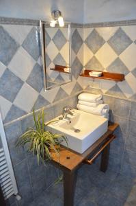 Luelmo的住宿－Casa Rural Alada，一间带水槽和镜子的浴室