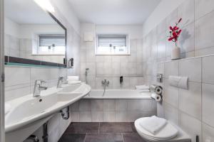 Koupelna v ubytování AlpenParks Residence Bad Hofgastein - gratis Thermeneintritt