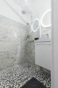 Ванна кімната в Charming 1 bedroom apartment center