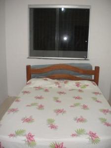 un dormitorio con una cama con un estampado de flores. en Paraíso em Cacoes, en Jaguaribe