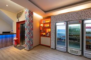 波多韋柳的住宿－納迪沃酒店，一间储藏室,里面装有两台冰箱