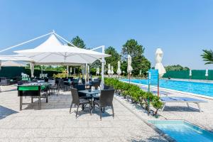 The swimming pool at or close to Hotel Sporting