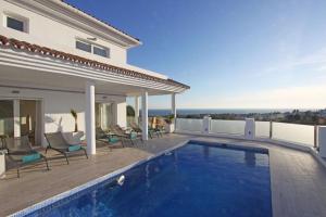 Sitio de CalahondaにあるModern villa with Heated Pool, Jacuzzi, Sauna, sleeps 10のスイミングプール付きのヴィラ、家