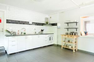 First Camp Bredsand-Enköpingにあるキッチンまたは簡易キッチン