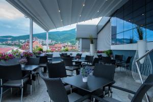 Nespecifikovaný výhled na hory nebo výhled na hory při pohledu z hotelu