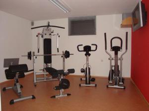 einen Fitnessraum mit mehreren Trainingsgeräten in einem Raum in der Unterkunft Appartementhaus Fuchs Christian in Westendorf