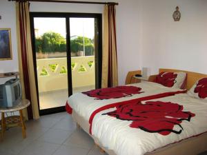 una camera da letto con un letto grande e una finestra di Proa Chamaco - Lagos a Lagos