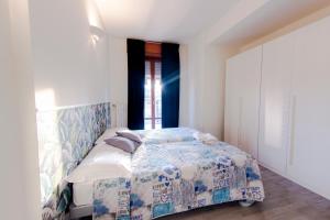 - une chambre avec un lit dans une pièce dotée d'une fenêtre dans l'établissement Business centro fiera, à Vérone