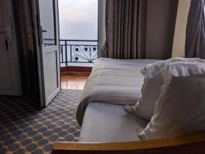 Posto letto in camera d'albergo con balcone. di Hotel High Ground Inn Sarangkot a Pokhara Altre 35 foto