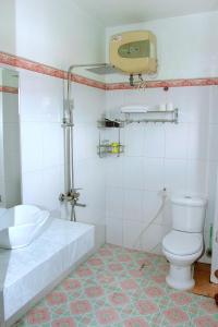 een badkamer met een toilet en een wastafel bij Xuan Hoa Hotel in Ninh Binh