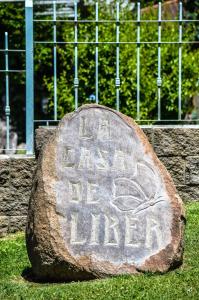 una roca con las palabras La Carnea se escriba linealmente en ella en La Casa de Liber en Tandil