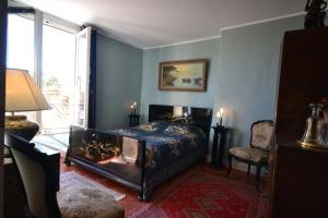 - une chambre avec un lit et une cheminée dans l'établissement Au Gré Du Voyage, à Uzès