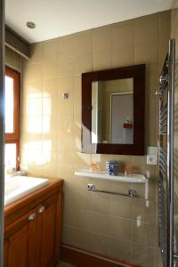 une salle de bains avec un lavabo et un miroir dans l'établissement Au Gré Du Voyage, à Uzès 24 autres photos