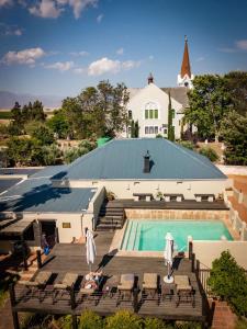 - une vue sur un bâtiment avec piscine dans l'établissement The Royal Hotel, à Riebeek-Kasteel