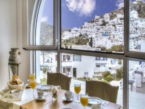 uma mesa com vista para uma cidade a partir de uma janela em Avanti em Ios Chora