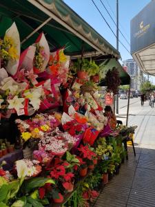un ramo de flores en venta en un mercado en Duplex Cabildo en Buenos Aires