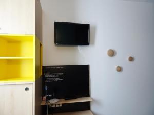 TV a/nebo společenská místnost v ubytování Résidence Little Sévigné