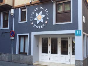 un hotel con un cartel en el lateral de un edificio en Ciudad de Jaca en Jaca