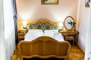 Säng eller sängar i ett rum på Hotel Hutnik