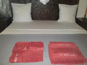 מיטה או מיטות בחדר ב-La Villa Serere