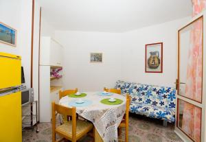 a small kitchen with a table and a couch at Olimpia in Bibione